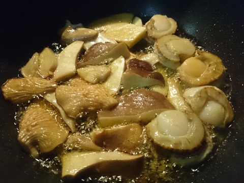 3d7f9d1e s - 足太あわび茸と帆立のアヒージョ 激うま！！