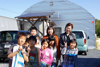 b5c2e5cd - 竜王西小学校の皆さん　あわび茸ハウス見学
